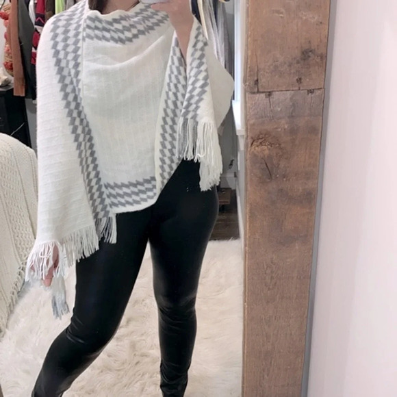 Knit sweater poncho with fringe one size - Picture 1 of 4